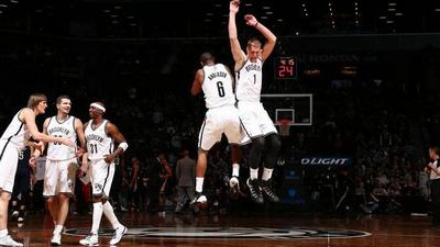 Кириленко (крайний слева) радуется вместе с партнерами