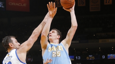 Тимофей Мозгов атакует кольцо «Голден Стэйт»