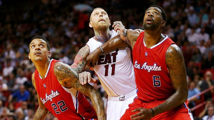 ДеАндре Джордан (#6) и Мэтт Барнс (#22) против Криса Андерсена