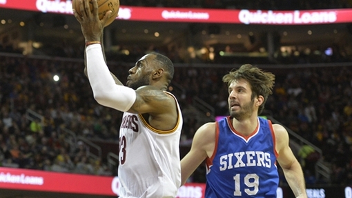 Леброн Джеймс рвется к кольцу