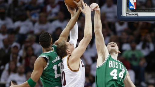 Тимофей Мозгов (в центре) и Эван Тернер