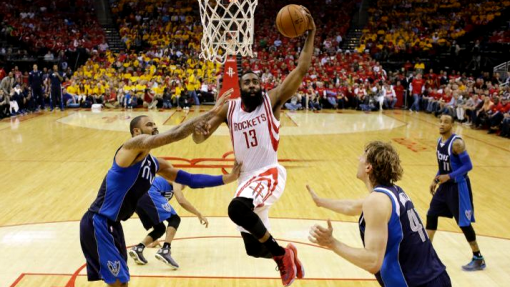 Джеймс Харден атакует кольцо «Маверикс» Джеймс Харден атакует кольцо «Маверикс»