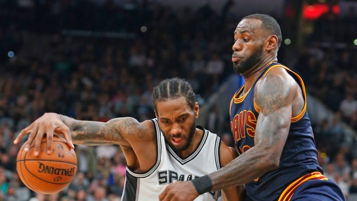 Кавай Леонард и Леброн Джеймс (справа)