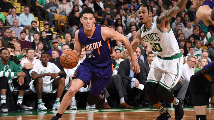 Дэвин Букер в матче с «Бостоном» Дэвин Букер в матче с «Бостоном»