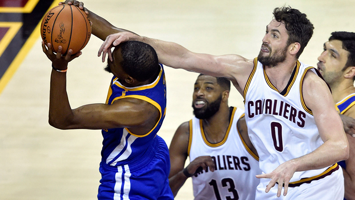 Кевин Дюрант получает удар по лицу от Кевина Лава