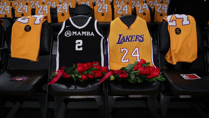 «Лейкерс» раздали всем болельщикам футболки Брайанта