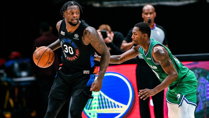 Джулиус Рэндл (слева) набрал 44 очка в игре с «Далласом»