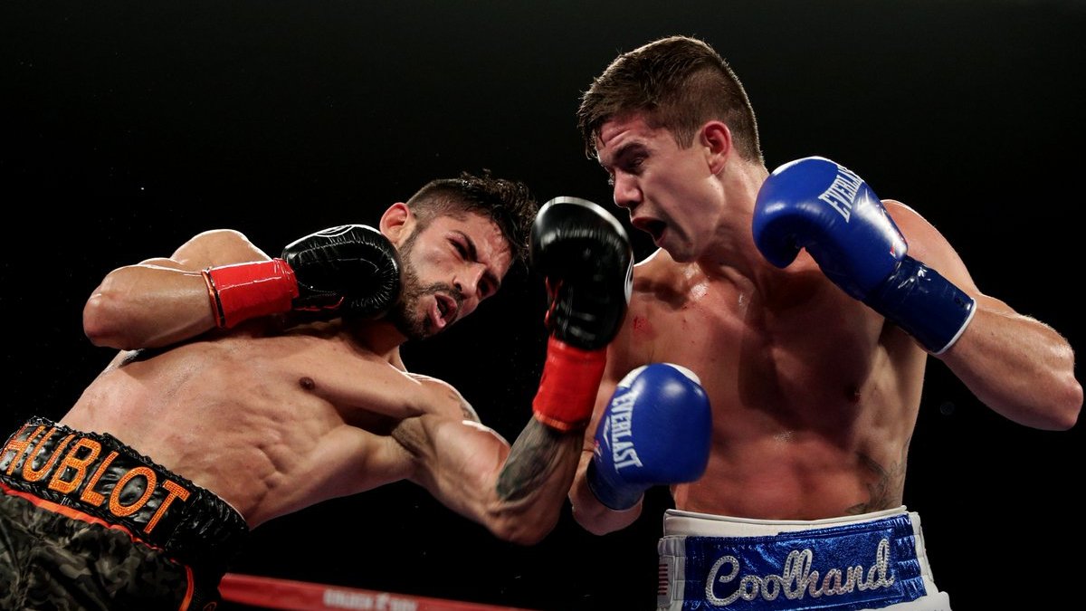 Хорхе Линарес (слева) одержал победу раздельным решением судей