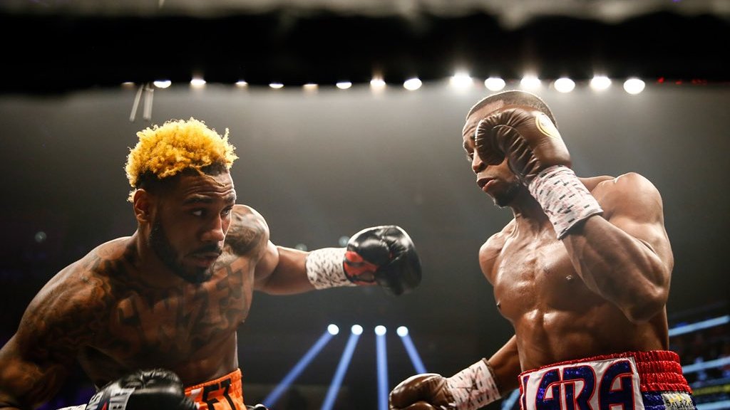 Херд (слева) победил Лару и объединил титулы WBA и IBF