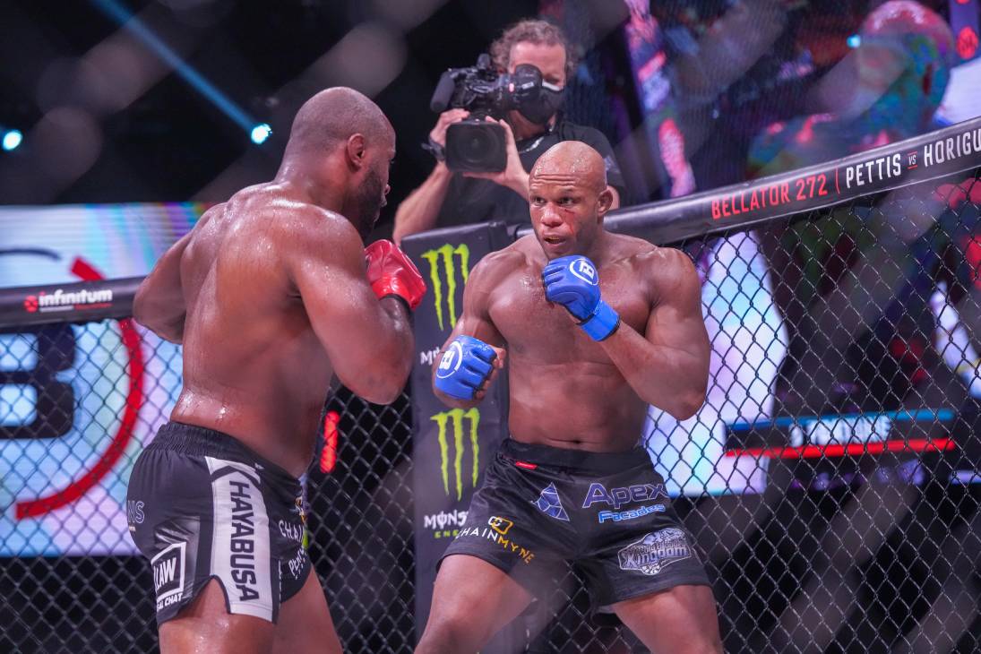 Линтон Васселл (справа)