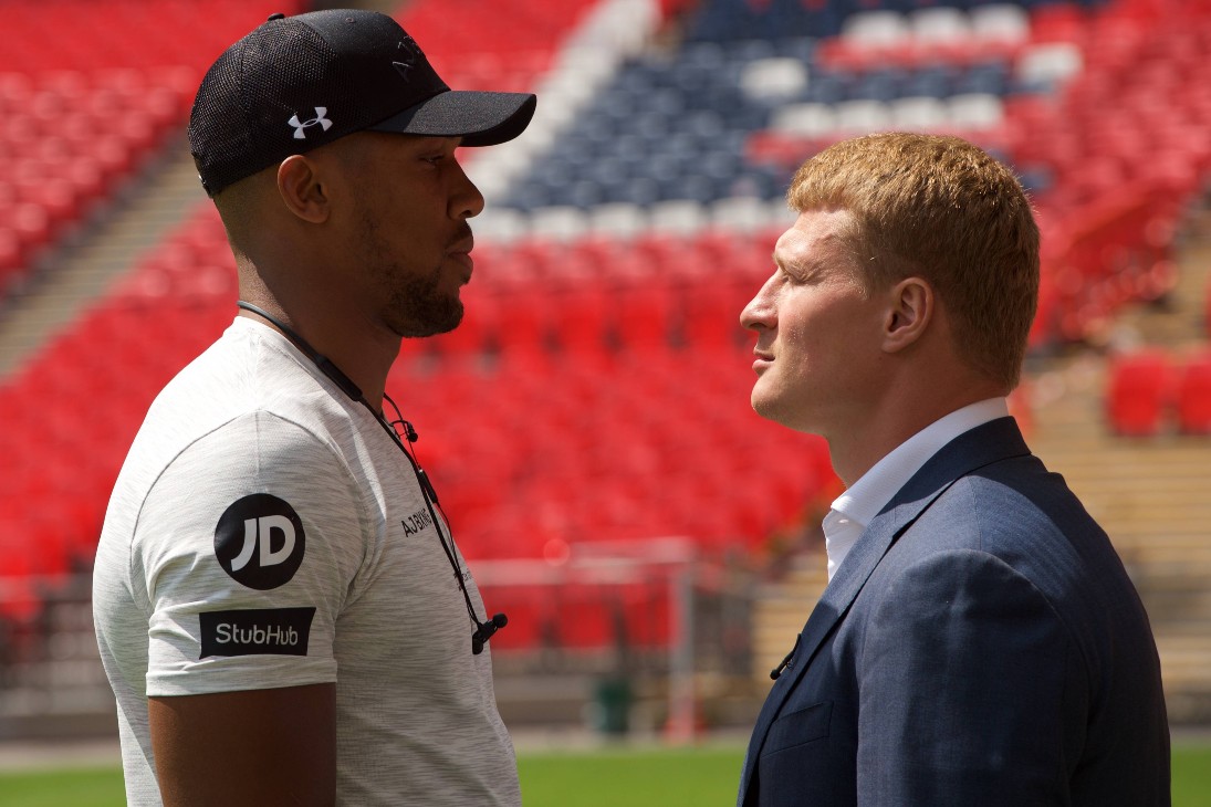 Энтони Джошуа (слева)