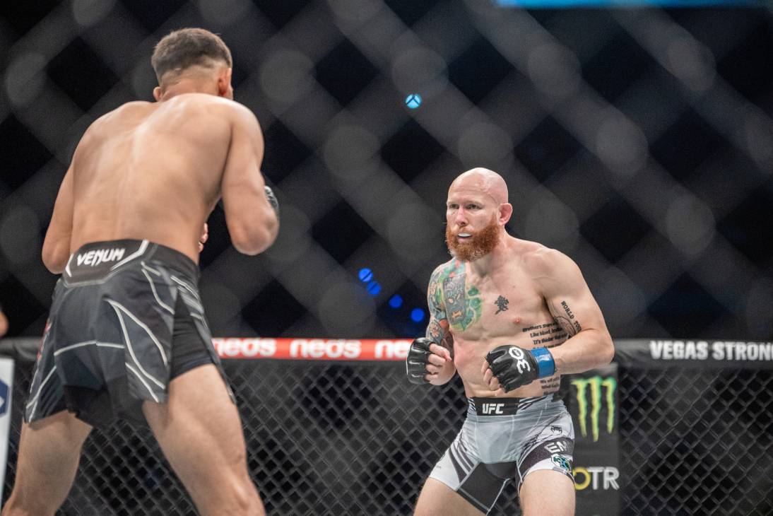 Джош Эммет (справа)