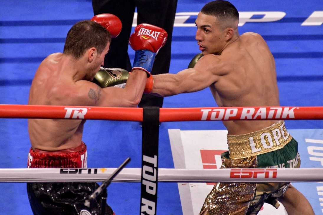 Теофимо Лопес (справа)