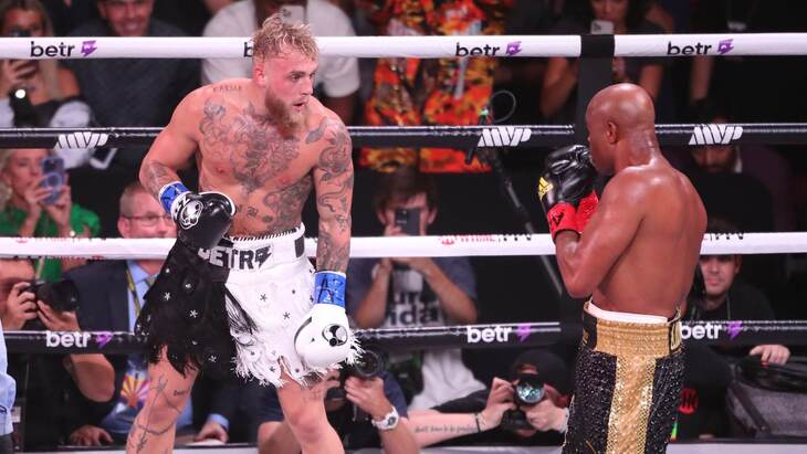 Джейк Пол (слева)