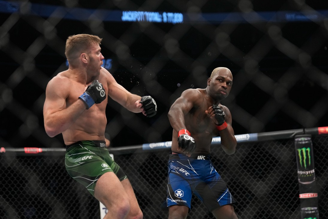 Дерек Брансон (справа)