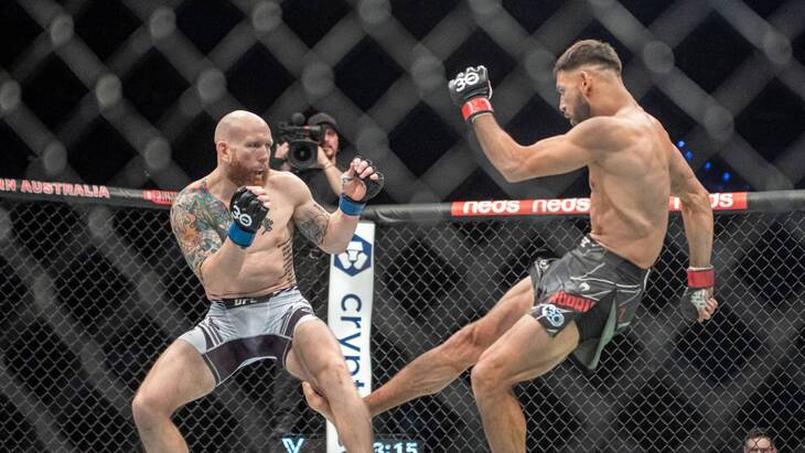 Джош Эммет (слева)