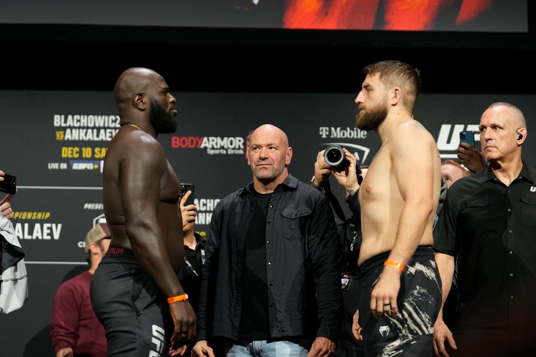 Жаирзиньо Розенстрайк (слева)