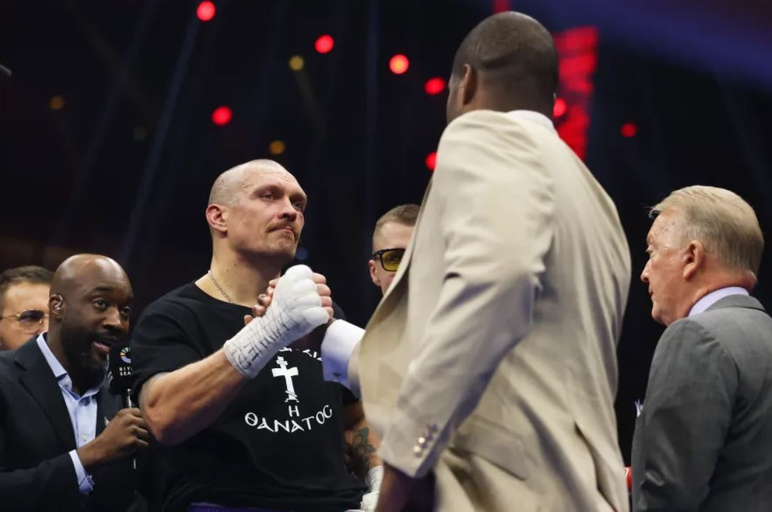 Александр Усик (слева)