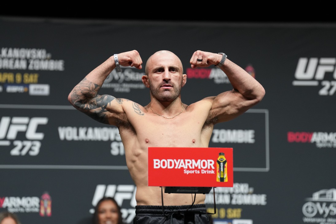 Алекс Волкановски — чемпион полулегкого веса UFC