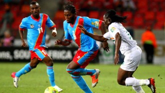 Део А Мукок Канда (слева) и Дьемерси Мбокани против Чикото Мохамеда