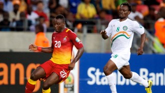 Курума Фатукума (слева) против Эммануэля Агйеманга-Баду