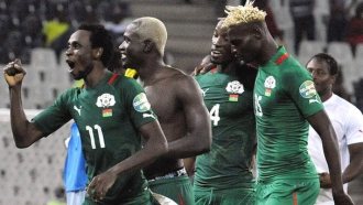 Джонатан Питройпа (слева)