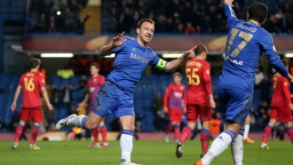 Джон Терри празднует забитый мяч