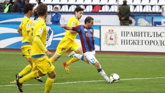 С мячом Руслан Аджинджал