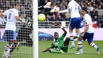 Курт Зума забивает гол «Лиону»