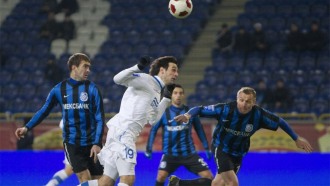 Никола Калинич в окружении соперников