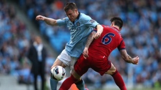 Джеймс Милнер (слева) в борьбе с Лайамом Риджвеллом