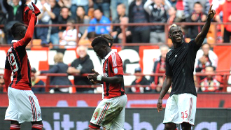 Марио Балотелли (справа)