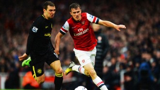 Джеймс Макартур (слева) против Аарона Рэмси