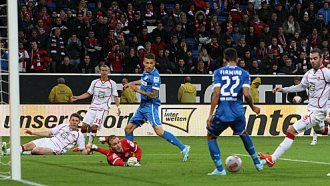 Фирмино забивает второй мяч в ворота Зиппеля