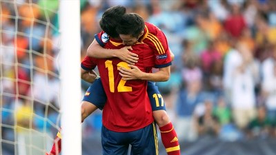 Альваро Мората в объятиях партнера