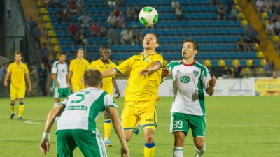 Игорь Худобяк (в центре) в матче против «Терека»