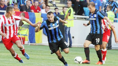 Алексей Антонов (в центре) атакует ворота «Црвены Звезды»