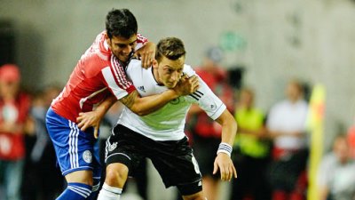 Озил «везет» оппонента