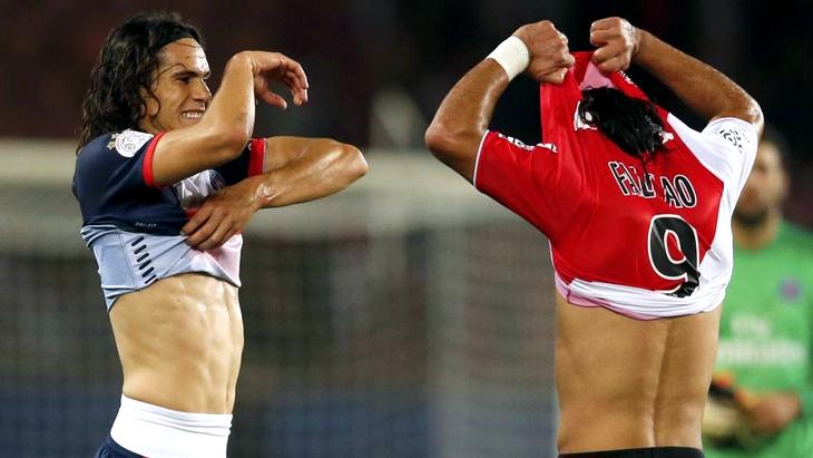 Эдинсон Кавани и Радамель Фалькао обмениваются футболками