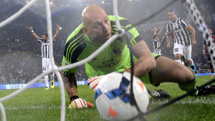 Аббьяти тянется за пропущенным мячом от Пирло