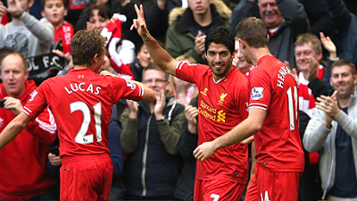 Луис Суарес (в центре)