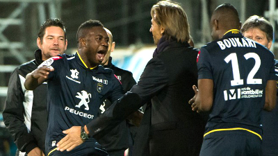 Эммануэль Маюка (слева)