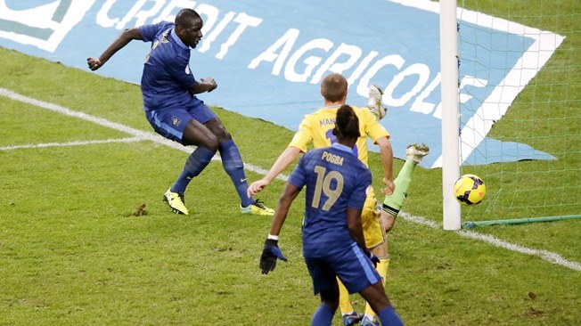 Сахо забивает первый мяч Сахо забивает первый мяч