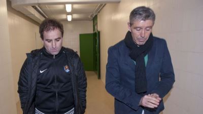 Главные тренеры команд Пако Гомес Фернандес (справа) и Хагоба Аррасате