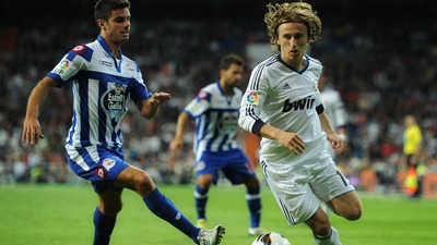 Хуан Домингес (слева) против Луки Модрича и «Реала»