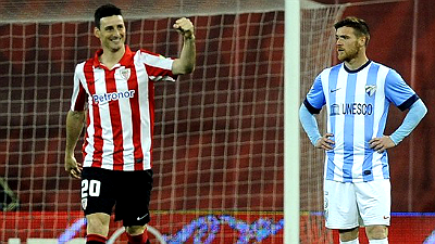 Ариц Адурис (слева) празднует гол