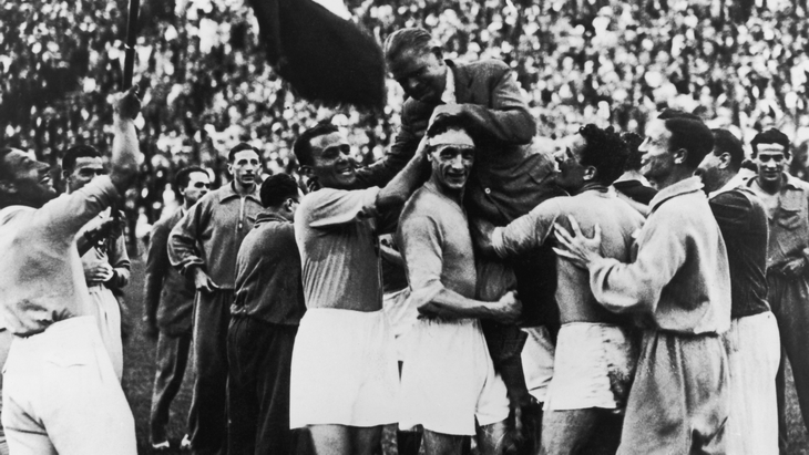 Наставник сборной Италии Витторио Поццо на руках победителей Наставник сборной Италии Витторио Поццо на руках победителей