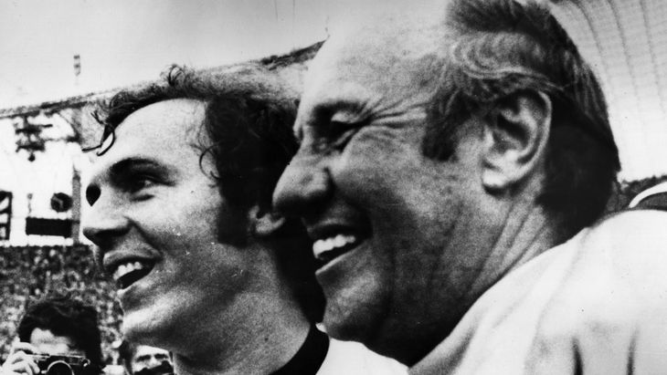 Капитан ФРГ Франц Беккенбауэр и наставник Гельмут Шен радуются триумфу