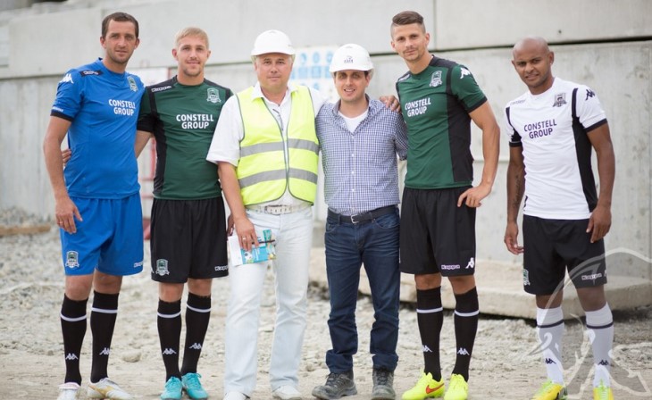 «Быки» представили форму на строящемся стадионе