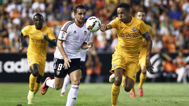 Пако Алькасер (слева) убегает от Велигтона